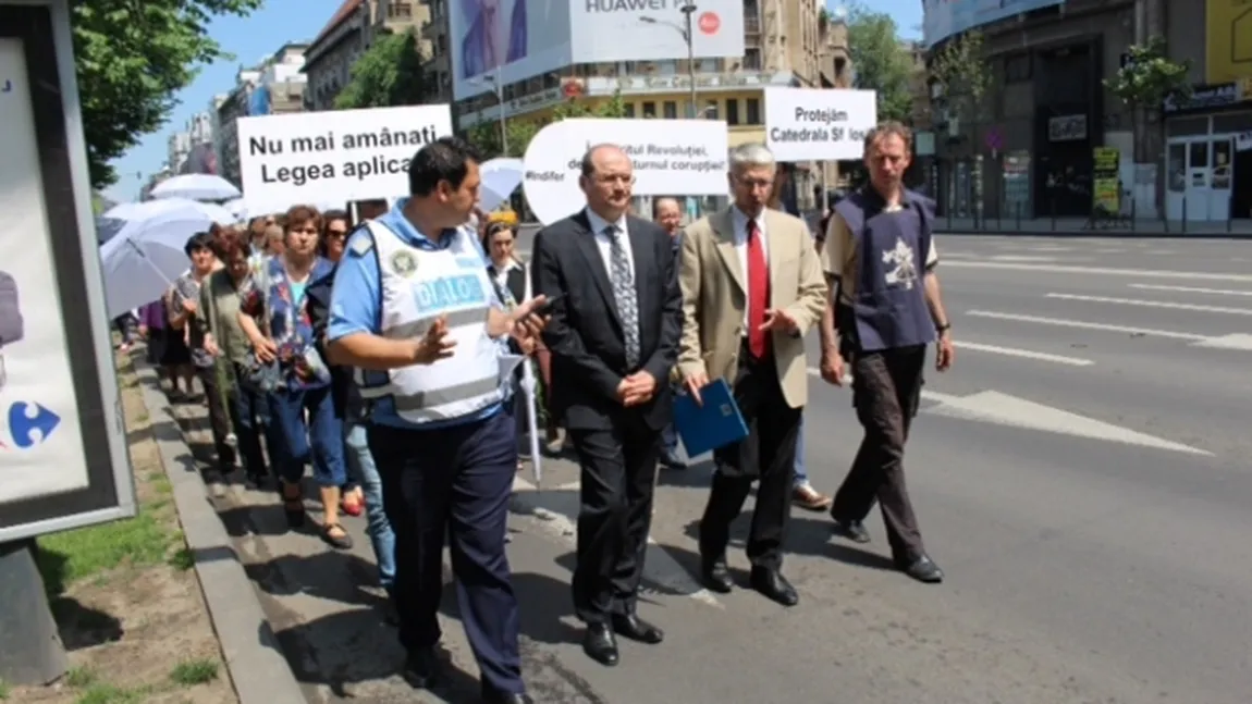 Sute de oameni au participat la un marş pentru demolarea clădirii Cathedral Plaza