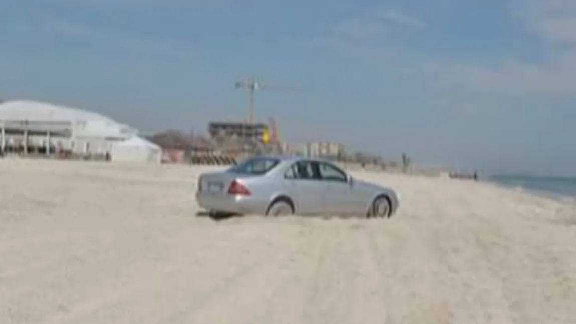 Şoferi amendaţi cu câte 20.000 de lei după ce au intrat cu maşinile pe plajă