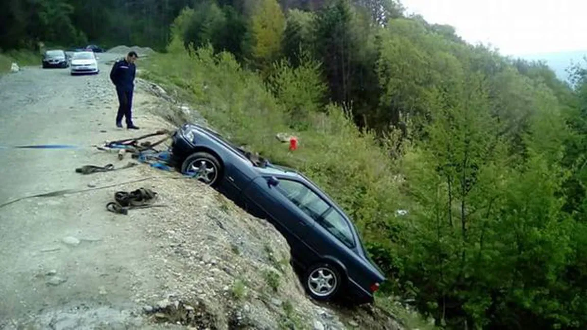 Maşina unui turist a căzut într-o râpă în drum spre Cota 1400