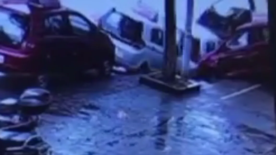 O groapă uriaşă s-a căscat în asfalt şi a înghiţit PATRU maşini VIDEO