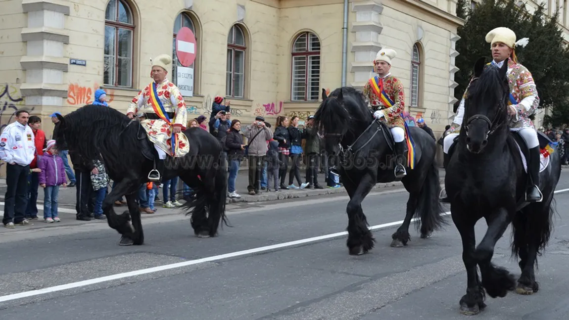 Mii de curioşi au asistat la Parada Junilor Braşovului din Duminica Tomii