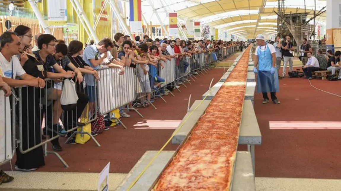 Cea mai lungă pizza din lume a fost realizată la Napoli: Măsoară nici mai mult nici mai puţin de 1,8 km