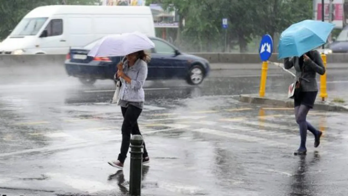 PROGNOZA METEO. Duminică va ploua, iar de luni temperaturile vor scădea simţitor. Când vine vremea bună