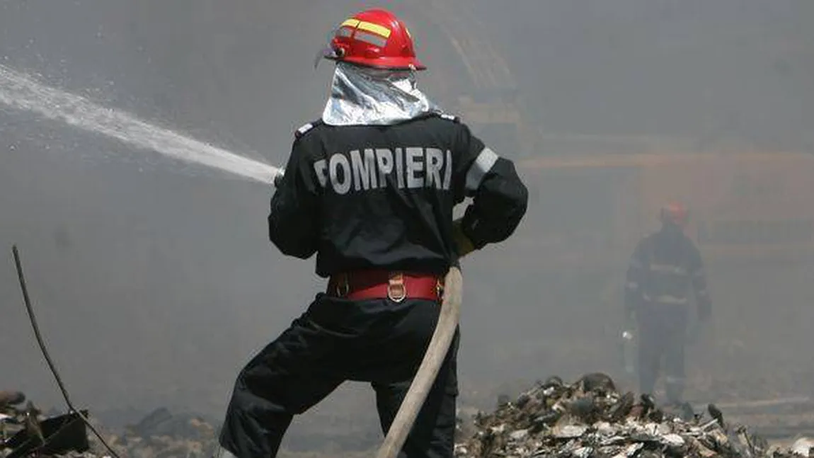 INCENDIU în Suceava. Proprietarii au fost treziţi de pompierii care stingeau flăcările