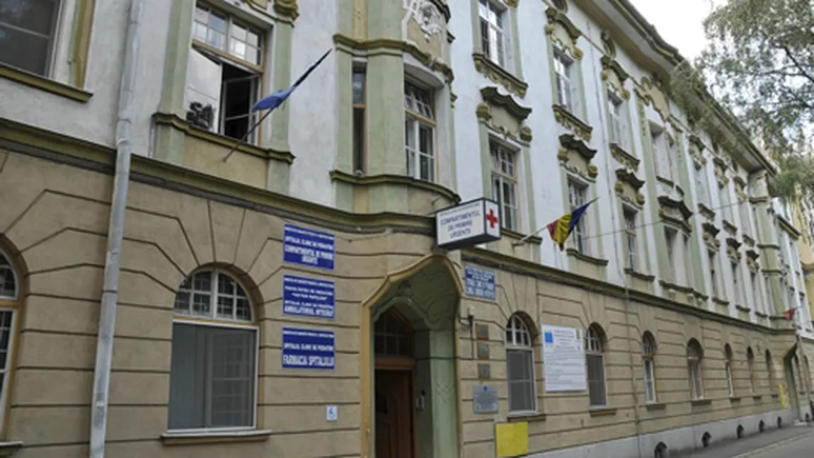 PREMIERĂ. Medicii de la Spitalul de Pediatrie din Sibiu protestează împreună cu copiii şi părinţii acestora