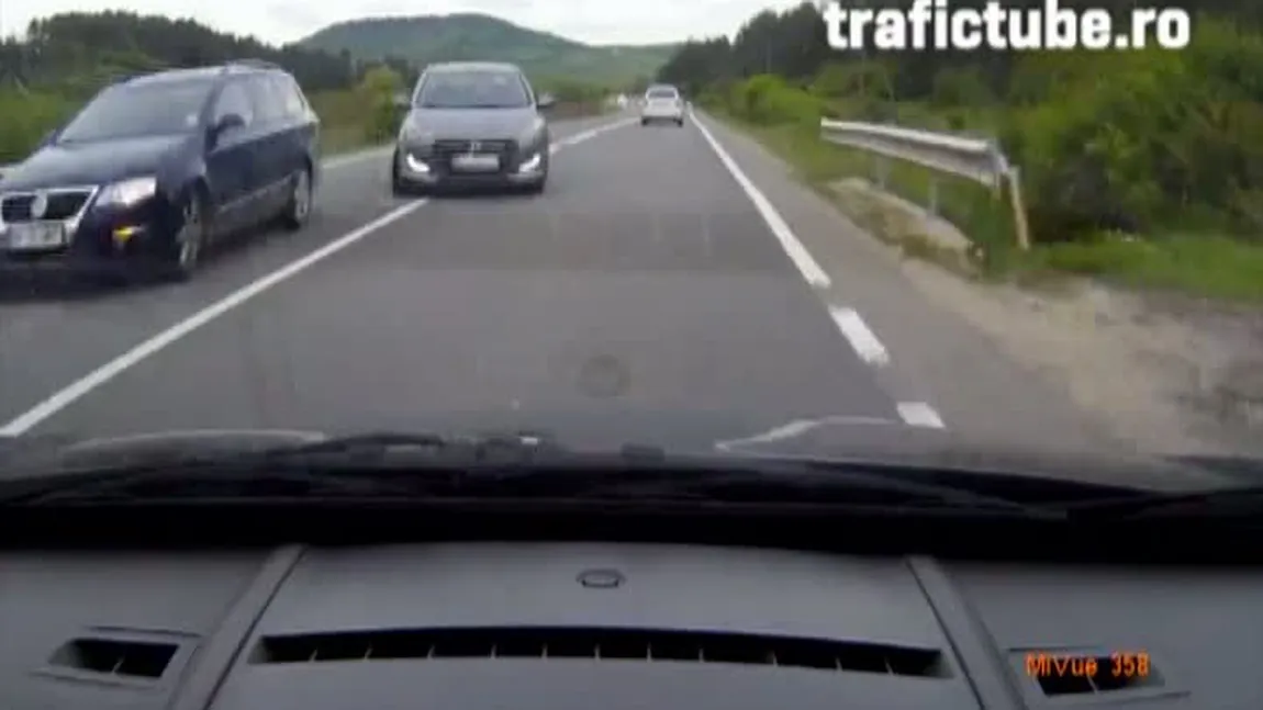 Imagini incredibile surprinse în trafic. O mamă şi copilul ei, în pericol de două ori, în câteva secunde VIDEO