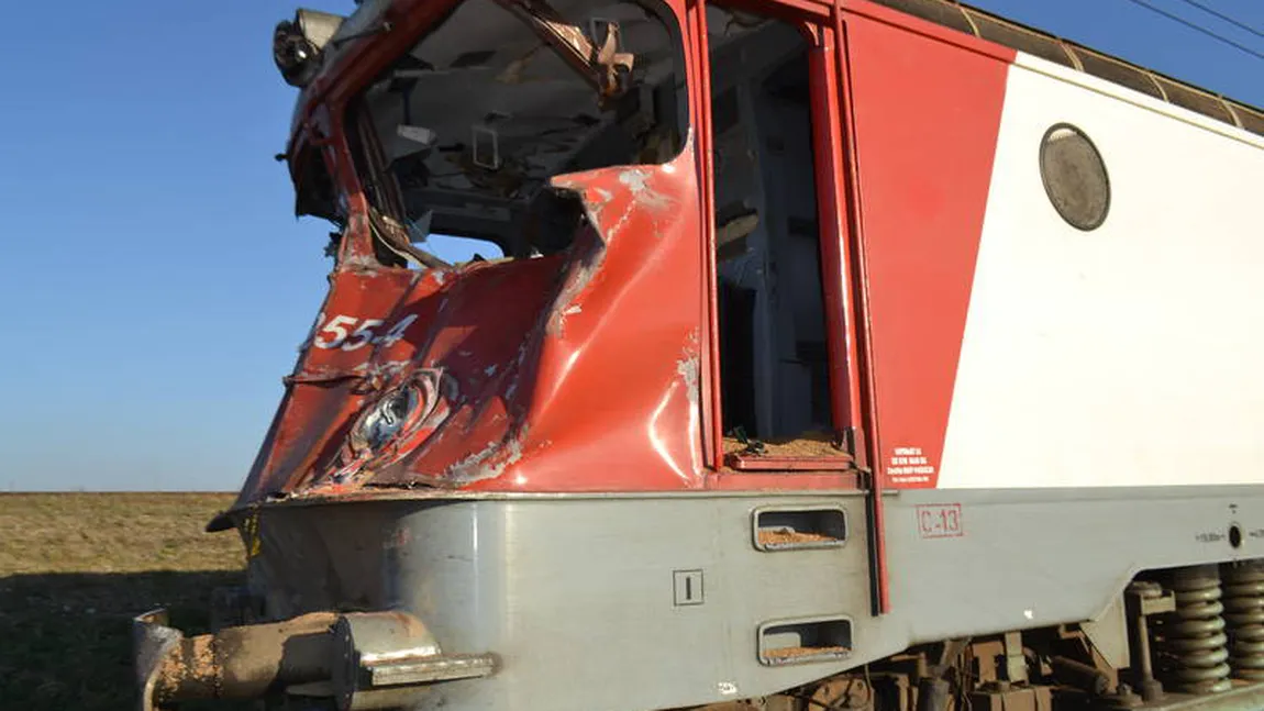 O maşină a fost acroşată de un tren, în Vrancea. Două persoane au murit, a treia este în comă