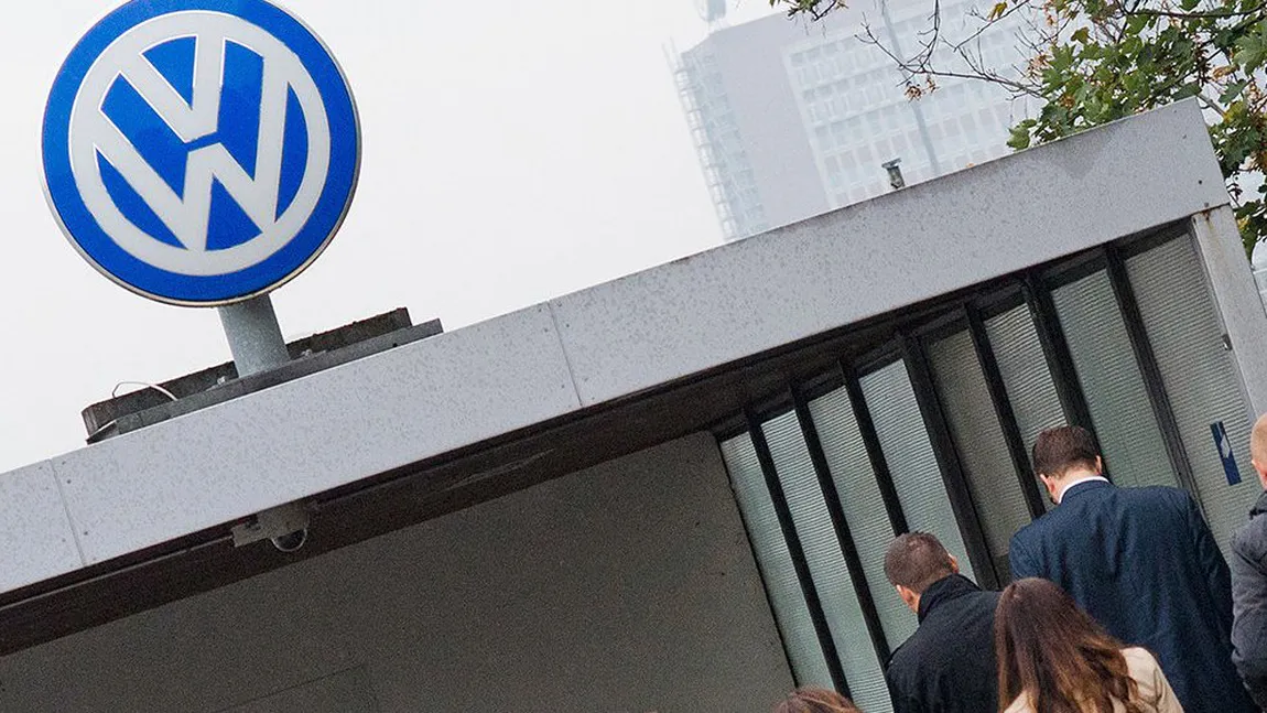 În plin scandal şi cu pierderi de miliarde de euro, Volkswagen măreşte salariile angajaţilor