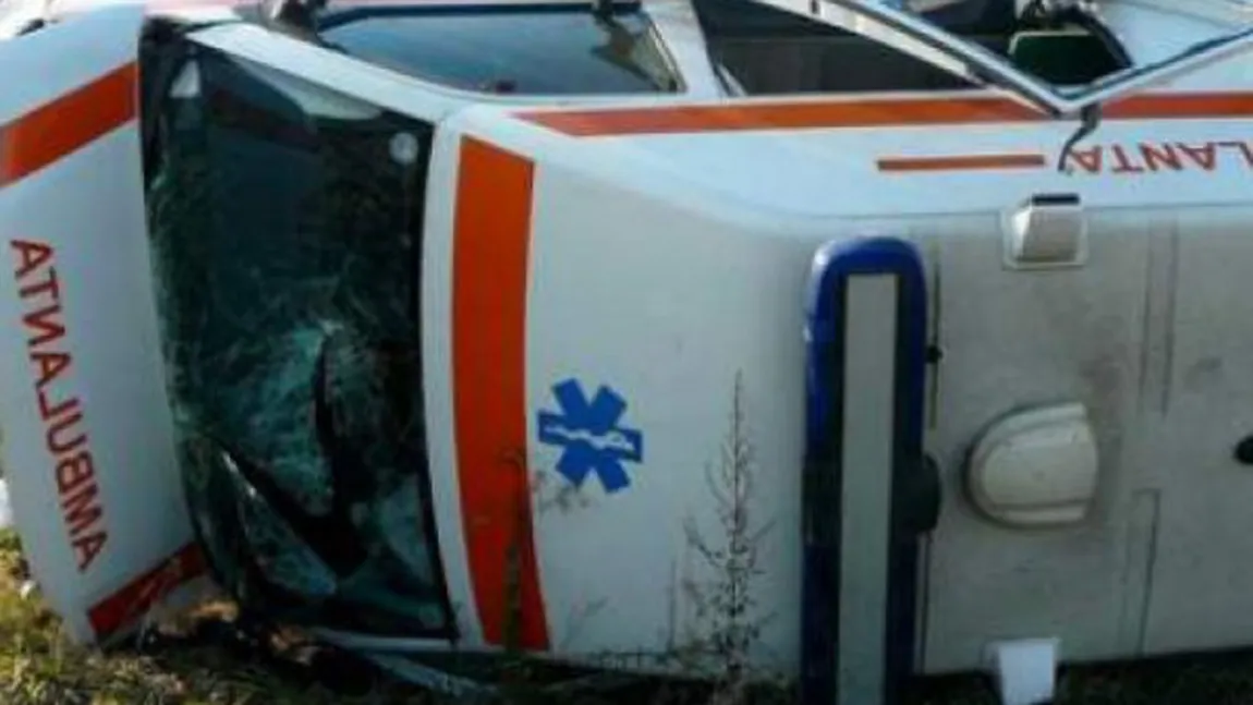 Accident cu o ambulanţă, în Bucureşti. Patru persoane au fost rănite