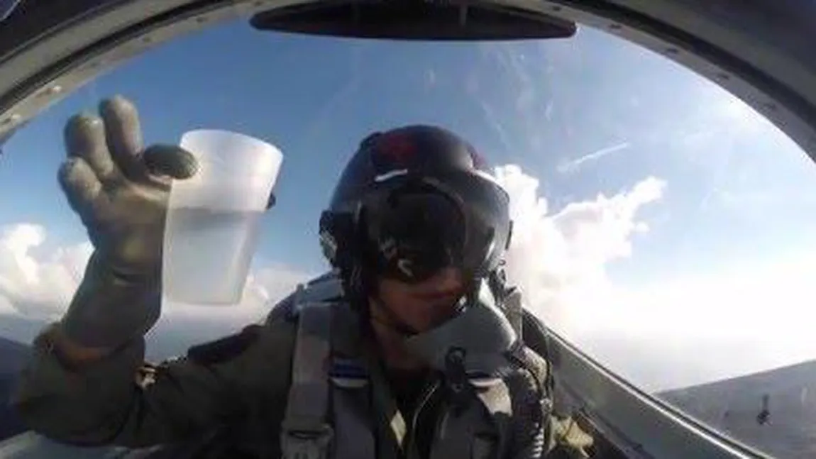 Cum se bea apă într-un avion de luptă. Demonstraţie uluitoare a unui pilot militar VIDEO