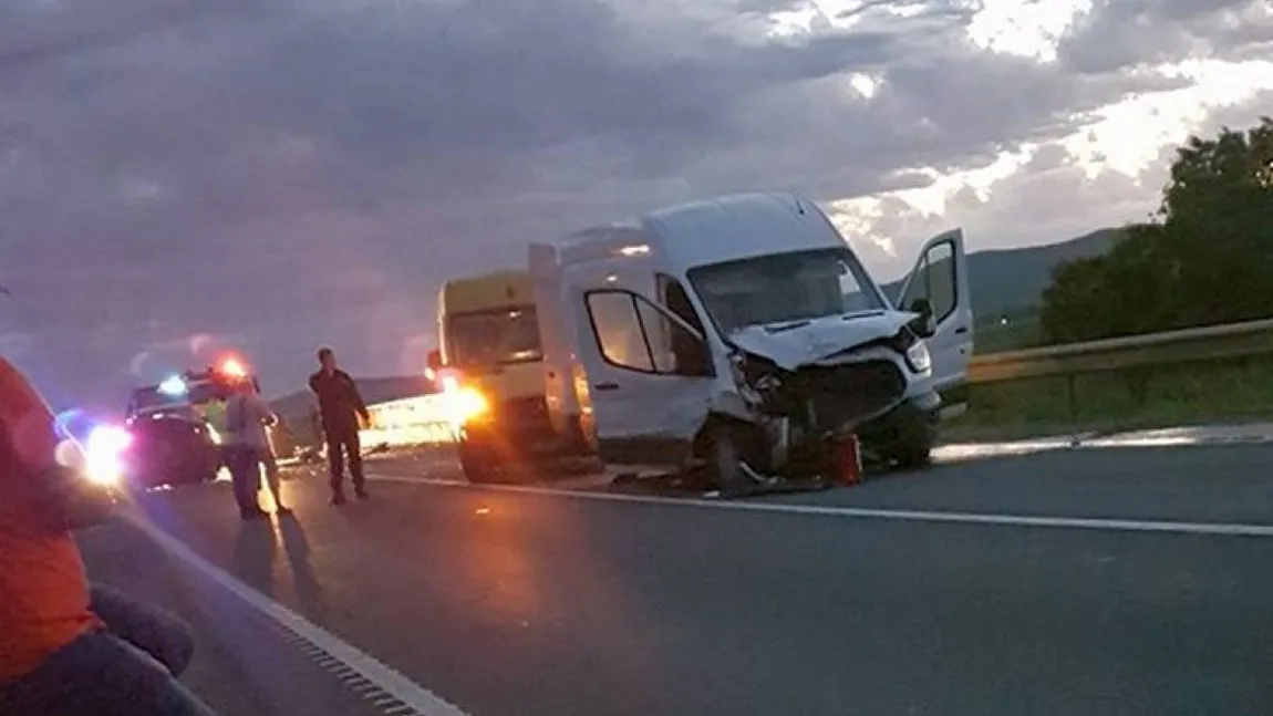 CARAMBOL pe DN 1. O camionetă cu opt butoaie cu benzină, implicată în accident