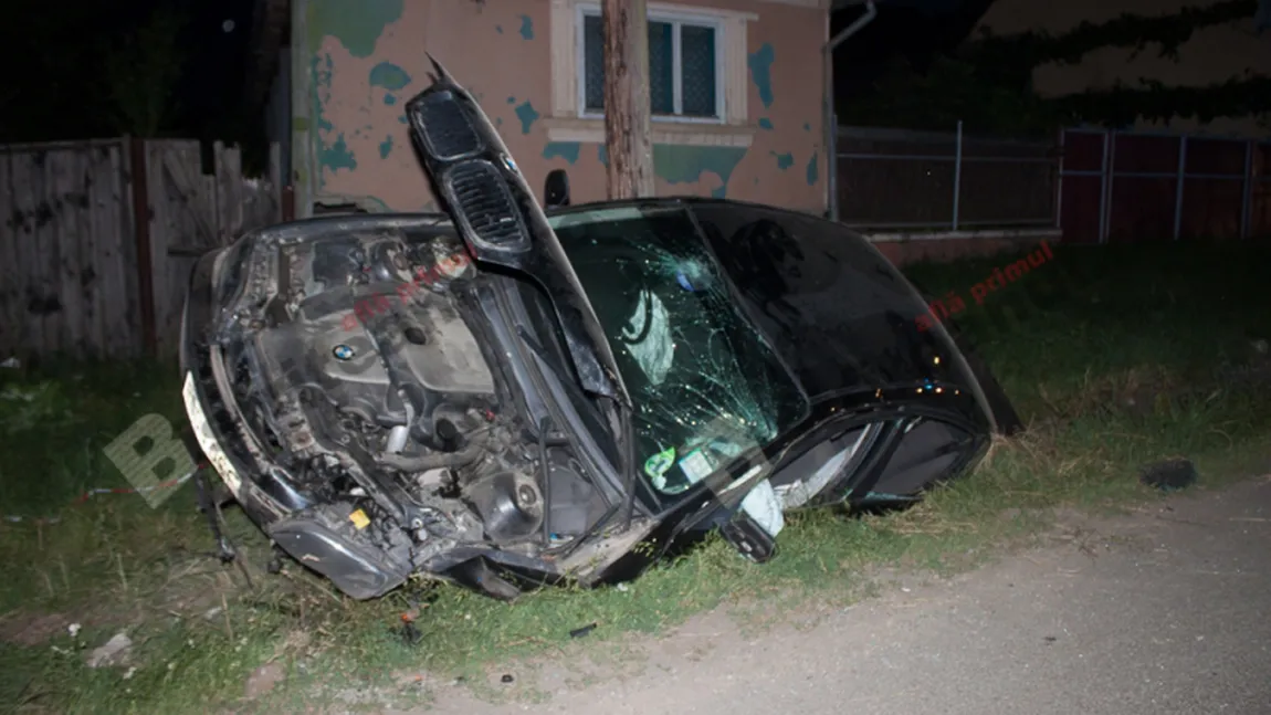Accident grav în Bistriţa. Patru tineri au fost răniţi după ce au intrat cu maşina într-un cap de pod