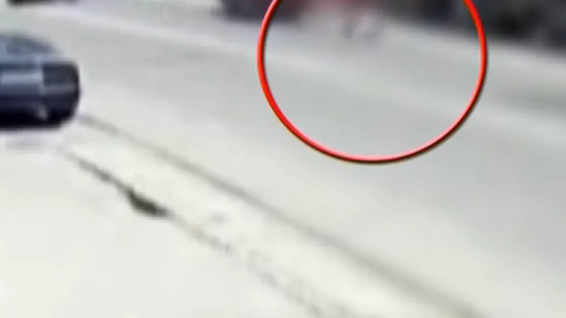 Un motociclist a fost grav rănit, după ce s-a lovit de o maşină care a întors neregulamentar