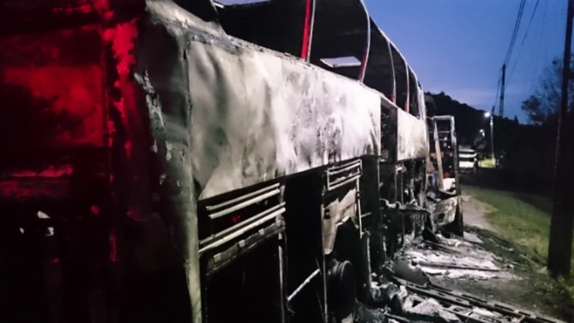 Autocar în flăcări pe un drum din Caraş-Severin. Zeci de pasageri, evacuaţi