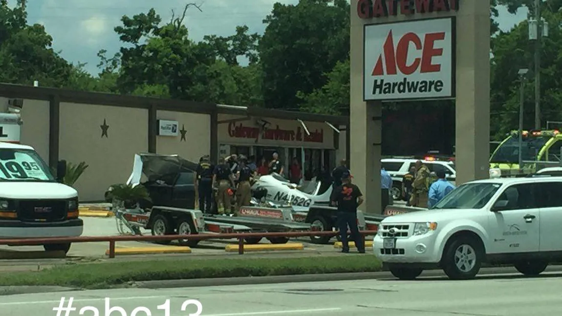 AVION PRĂBUŞIT peste parcarea unui magazin din Houston. Trei persoane au murit