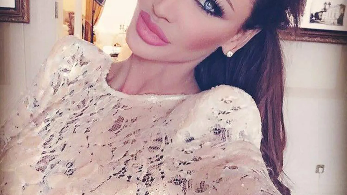 Bianca Drăguşanu, model cu burtică.S-a imbracat in cea mai mulata rochie. Aşa arata poza intreagă