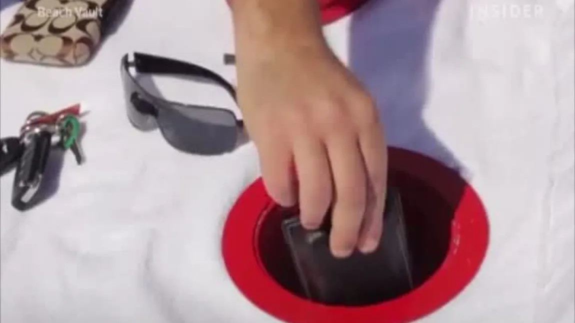 INVENŢIE INEDITĂ: CAPSULA în care vă puteţi ţine lucrurile de valoare la plajă VIDEO