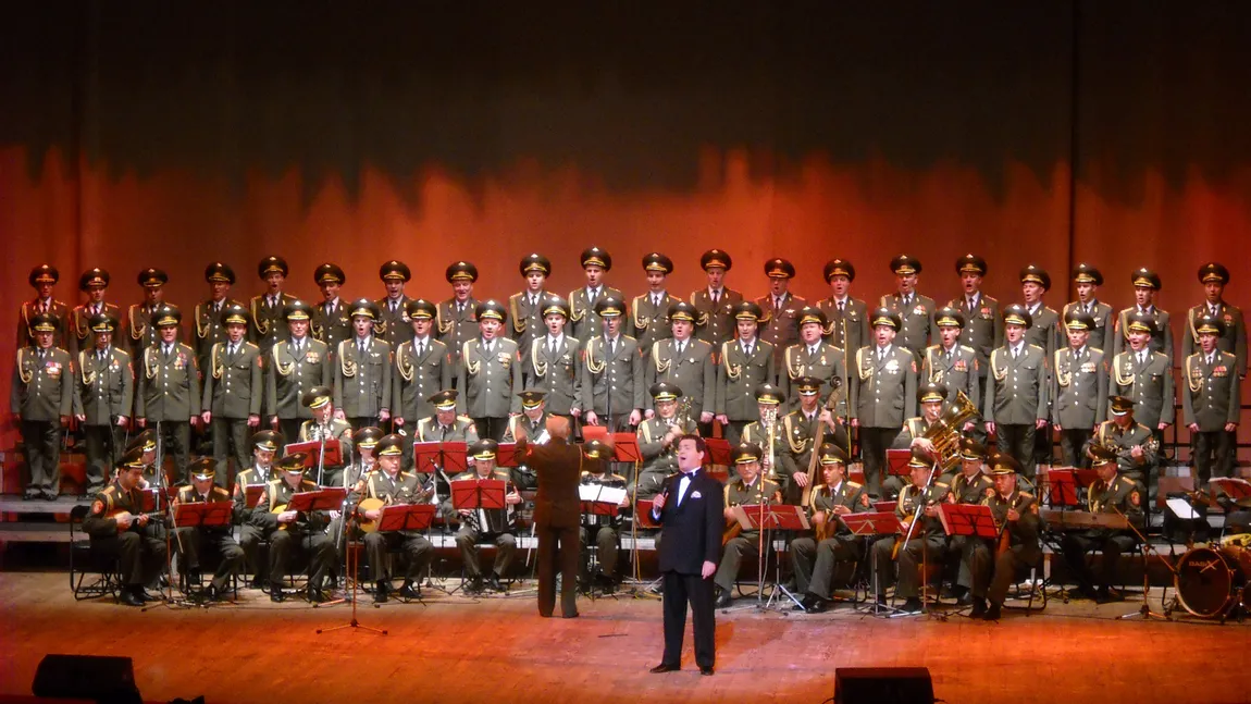 Ansamblul Alexandrov, corul Armatei Roşii, susţine un concert la Sala Palatului