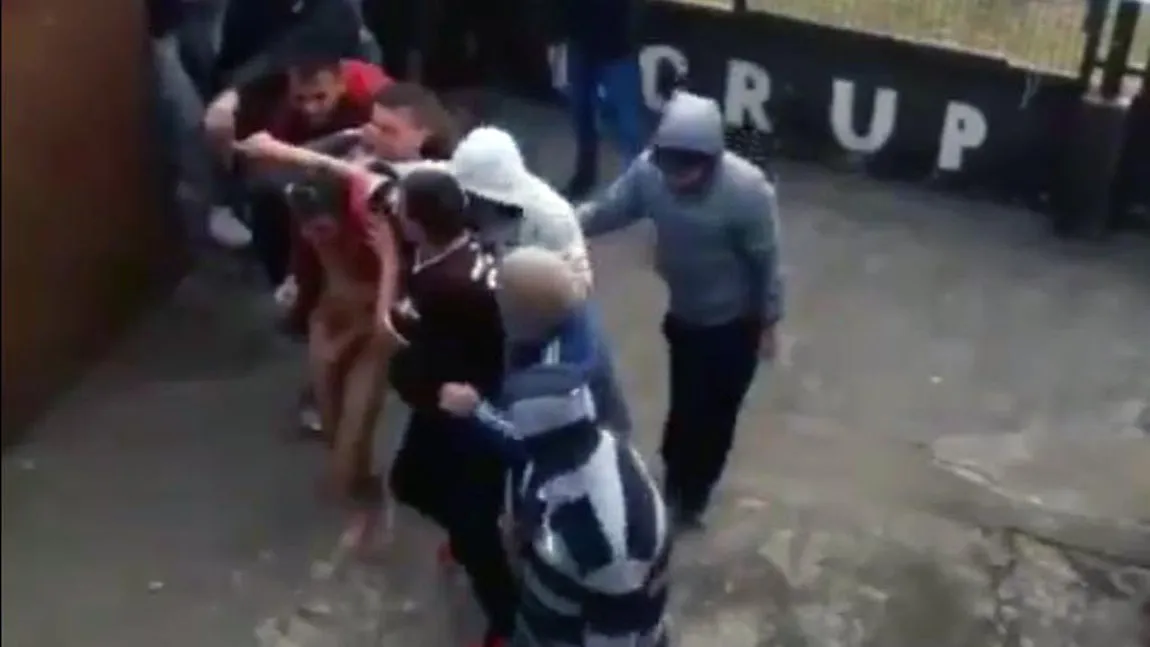 Bătut şi dezbrăcat, după ce s-a infiltrat în peluza rivalilor. Umilinţa la care a fost supus un fan VIDEO