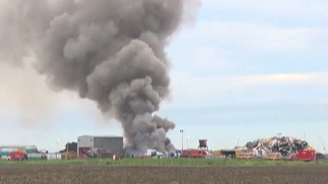 Incendiu de proporţii la un depozit de deşeuri din Piteşti VIDEO