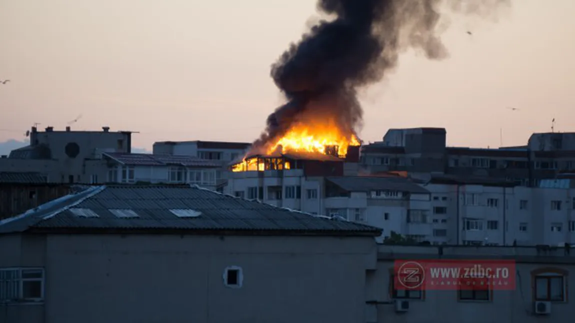 INCENDIU DEVASTATOR în Bacău. Zeci de locatari, EVACUAŢI după ce mansarda unui bloc a luat foc VIDEO