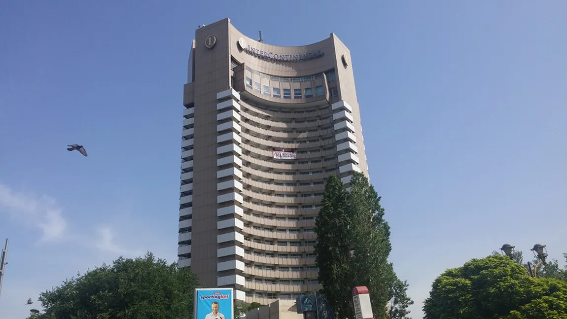 Bărbatul care ameninţa că se aruncă de pe Hotelul Intercontinental din Bucureşti a fost dat jos VIDEO