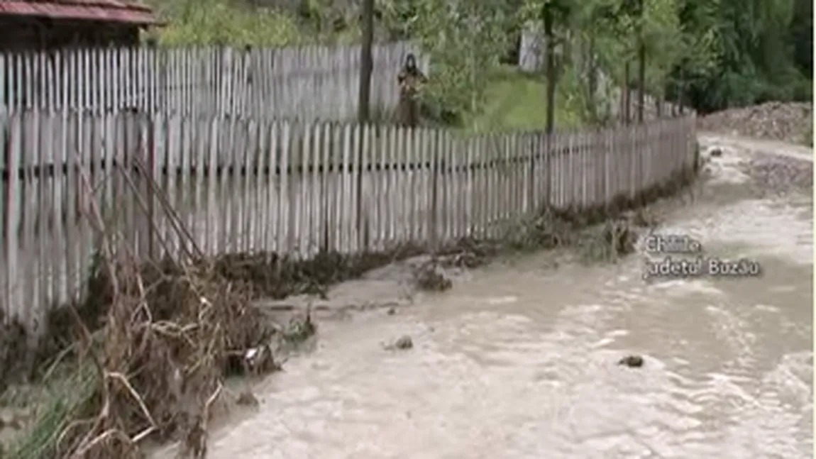 Furtunile violente au făcut RAVAGII în ţară: case inundate, oameni evacuaţi şi sate izolate VIDEO