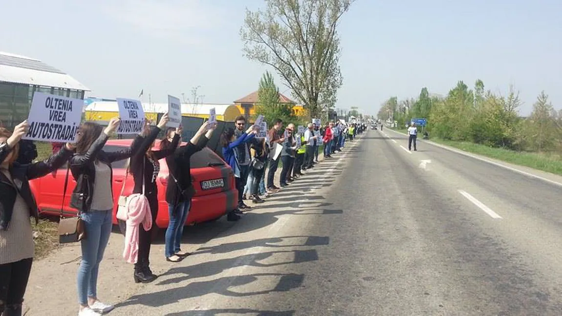 Lanţ uman pentru construirea unei autostrăzi pe traseul Craiova-Piteşti