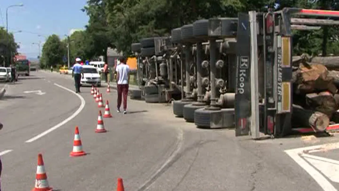 Accident grav în Suceava, TIR cu lemne răsturnat