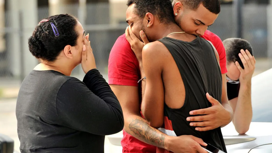 Celebrităţile au adus omagii victimelor atentatului din Orlando. Adele a plâns pe scenă
