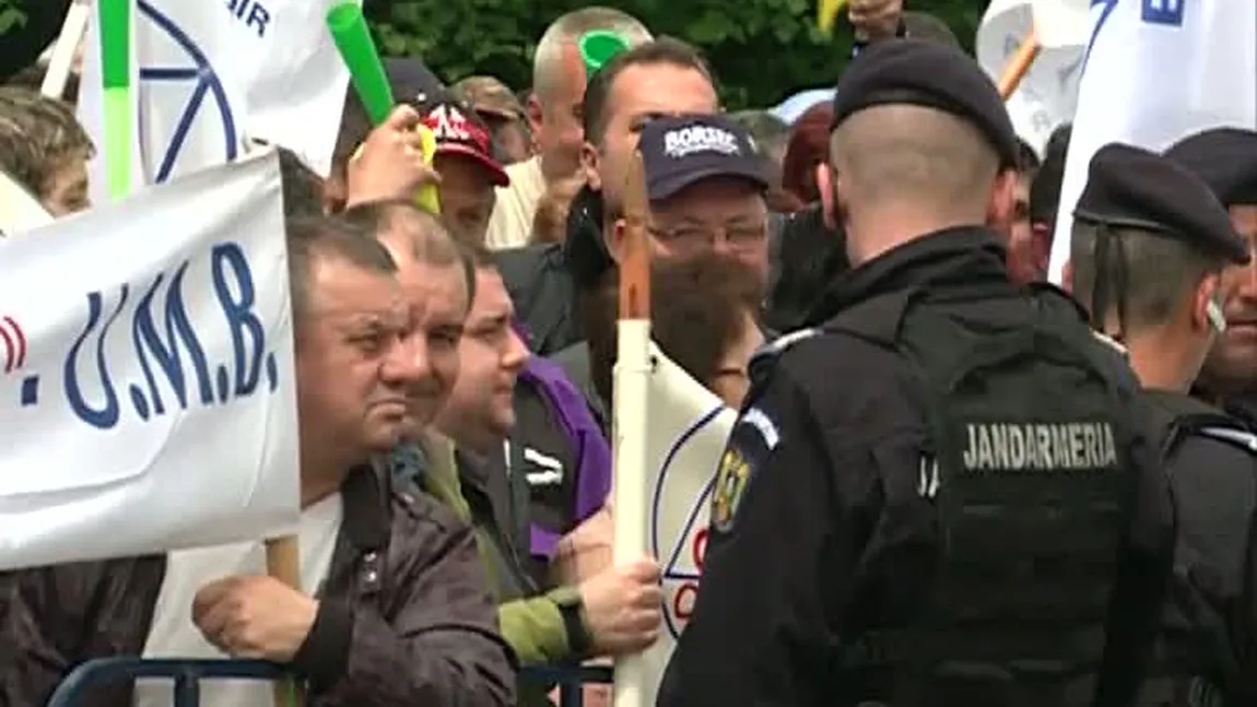 Pensionarii au început protestul din faţa Ministerului Muncii