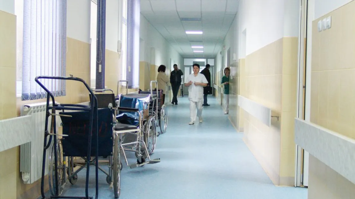 Opt persoane, la spital cu toxiinfecţie alimentară, după ce au mâncat la o pomană