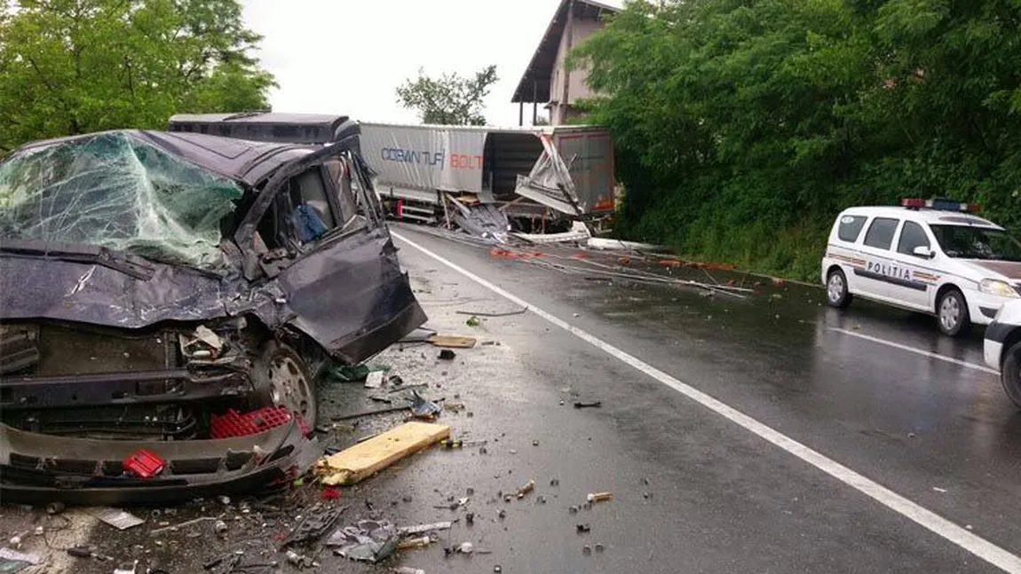 BLOCAJ pe Valea Oltului. Un TIR a intrat pe contrasens. Patru persoane au fost rănite