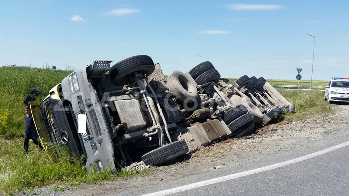 Camion răsturnat în apropiere de Constanţa