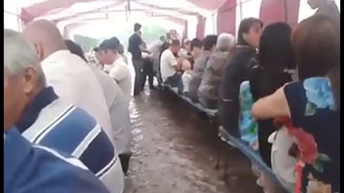 IMAGINI INCREDIBILE. Viitura nu le-a întrerupt distracţia unor nuntaşi VIDEO