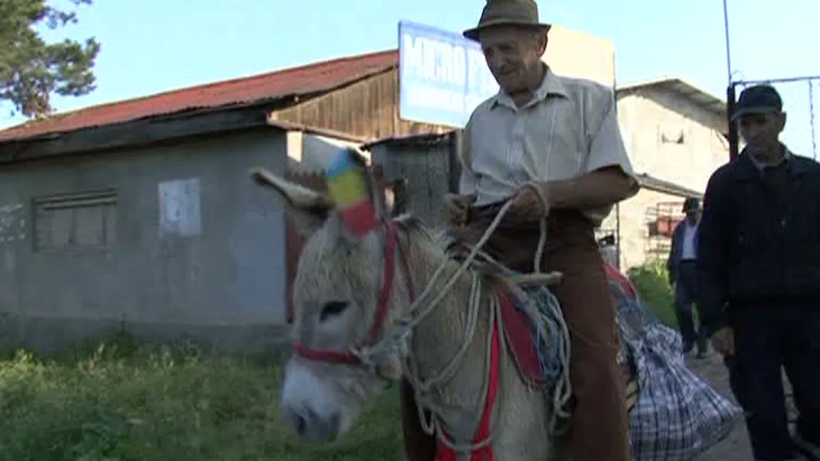 ALEGERI LOCALE 2016. Un moldovean a mers să voteze călare pe măgar. Explicaţia lui te va lăsa fără cuvinte