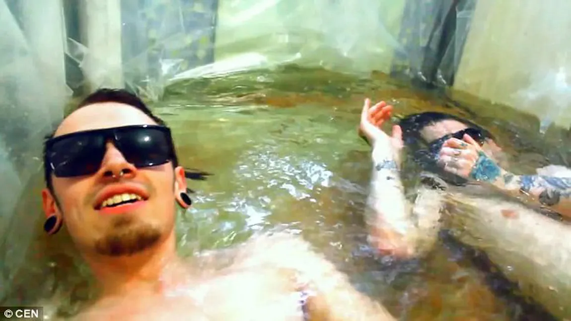 Au învins CANICULA! Au transformat bucătaria într-o piscină VIDEO