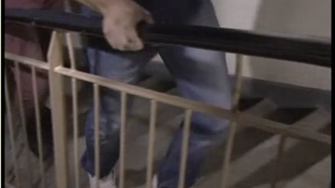 Un băieţel de 10 ani a fost AGRESAT SEXUAL de un vecin, pe scara de incendiu a blocului