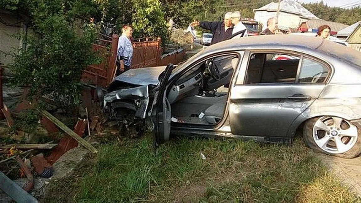 Mire şi mireasă, la un pas de moarte în noaptea nunţii. Maşina în care se aflau a intrat într-un gard