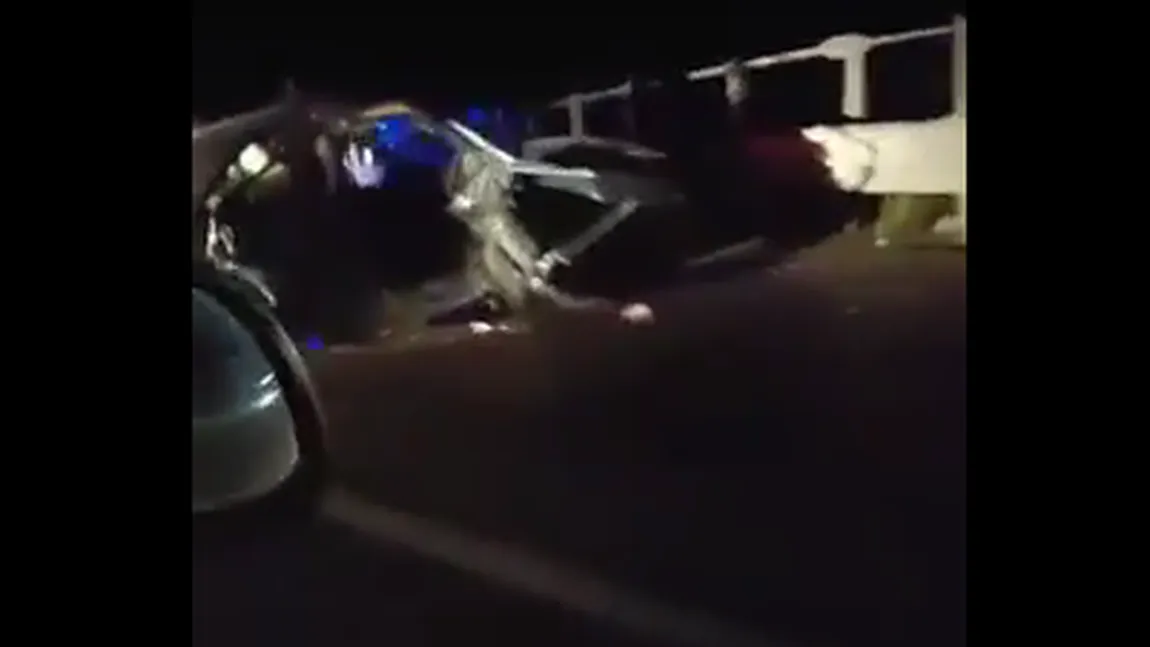 Accident în Constanţa. O maşină s-a făcut bucăţi în sensul giratoriu de la Agigea VIDEO
