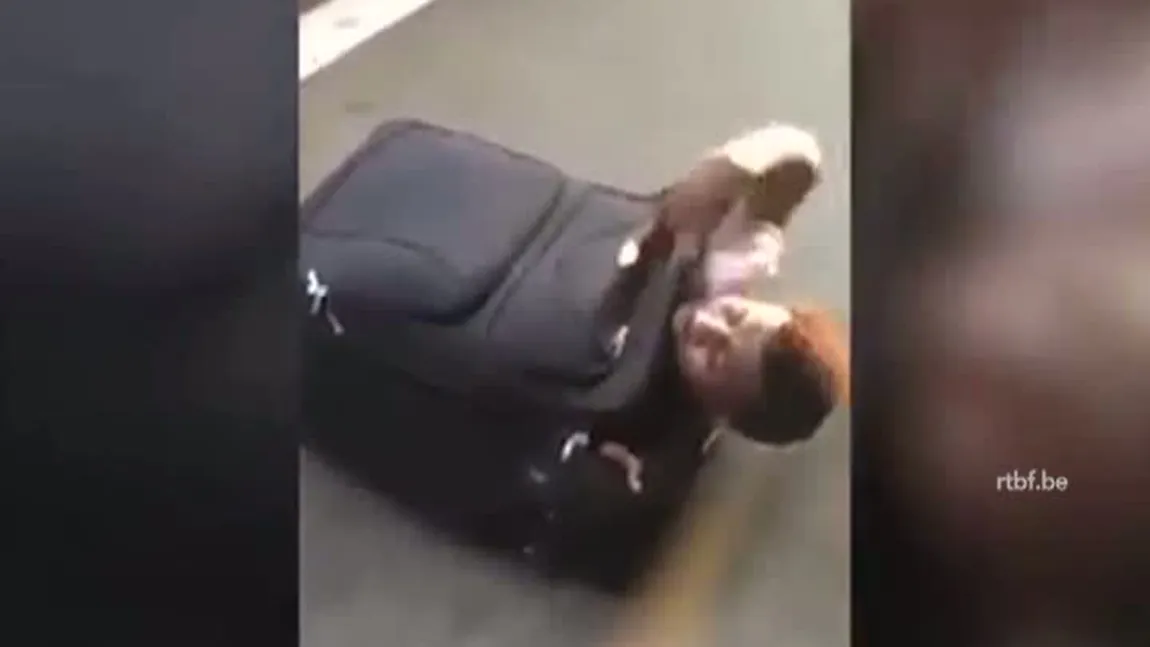 Imagini incredibile la graniţă. Un refugiat african a fost găsit ascuns într-o valiză VIDEO