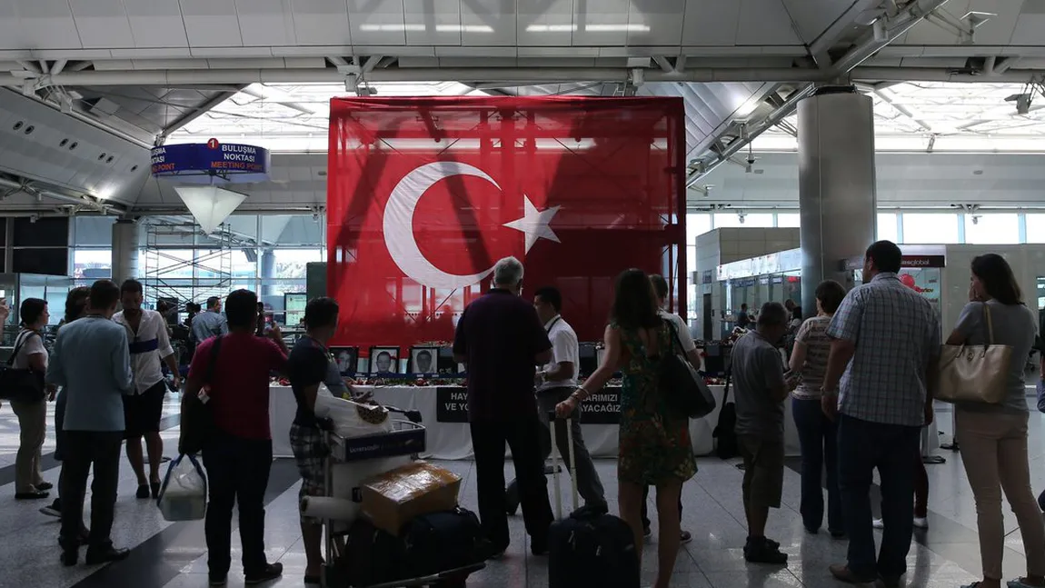 Lazăr Comănescu: Aproximativ 200 de români se află pe aeroportul din Istanbul