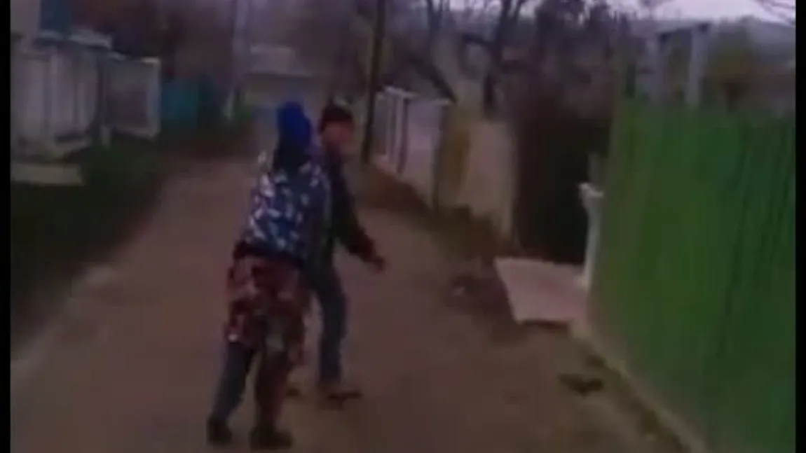O femeie îşi bate soţul pe uliţa satului, în faţa camerei de filmat. Motivul? Şi el o bătuse mai demult VIDEO