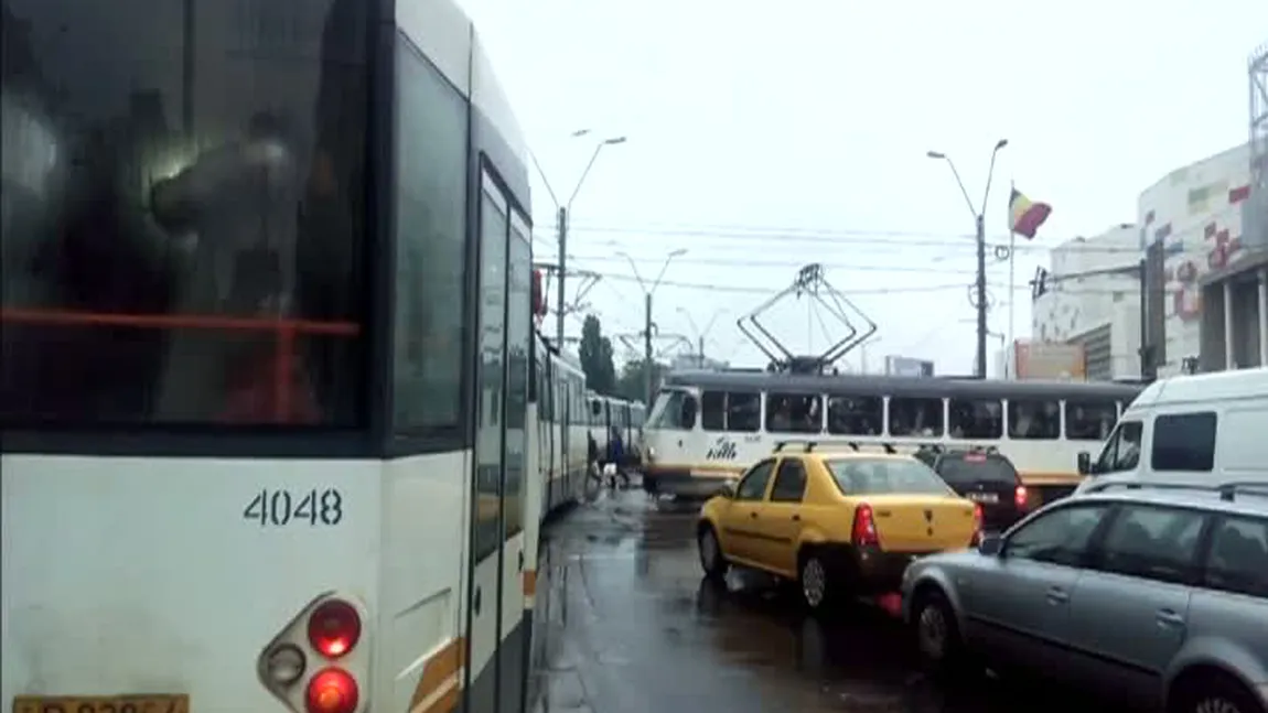 Circulaţia tramvaielor pe linia 41, blocată. Un autoturism a intrat pe linie
