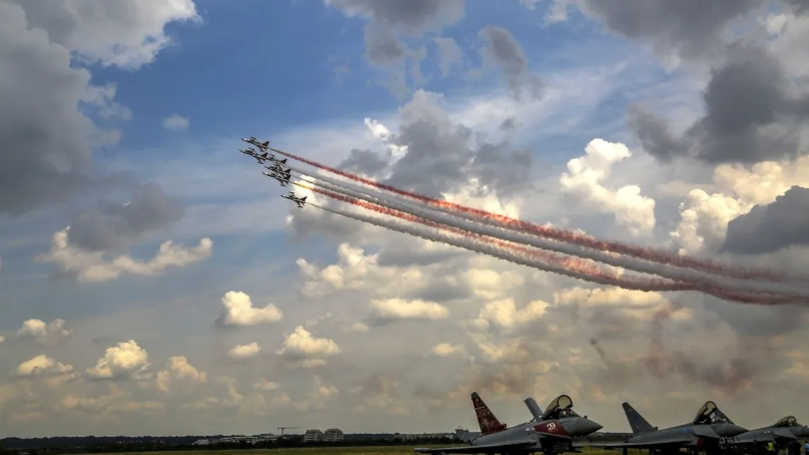 Începe Bucharest International Air Show pe aeroportul Băneasa: spectacol de proporţii cu 250 de piloţi şi paraşuţişti de elită