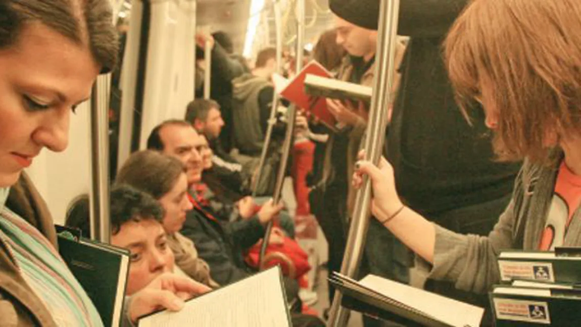 Călătorii surprinşi citind la metrou vor primi o CARTE CADOU