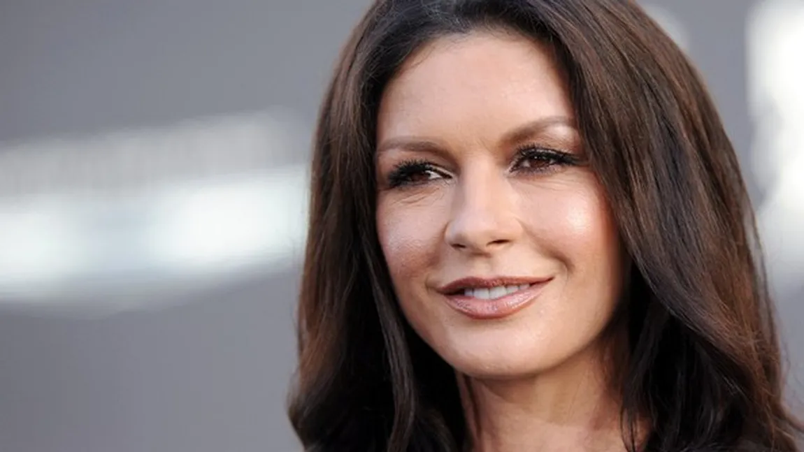 Ce bine îi seamănă fiica! Catherine Zeta Jones şi Carys, surprinse pe aeroport