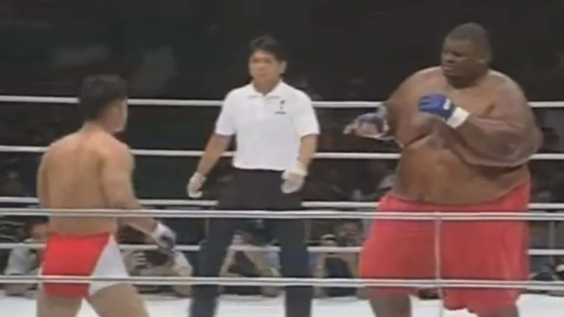 Ce se întâmplă ÎN RING când ajung faţă în faţă un gigant de 273 kg şi un luptător de 76 kg VIDEO