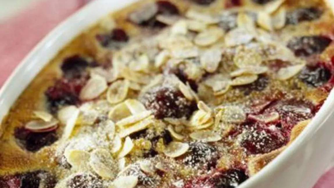 Reţeta perfectă pentru o masă festivă. Clafoutis cu prune şi migdale