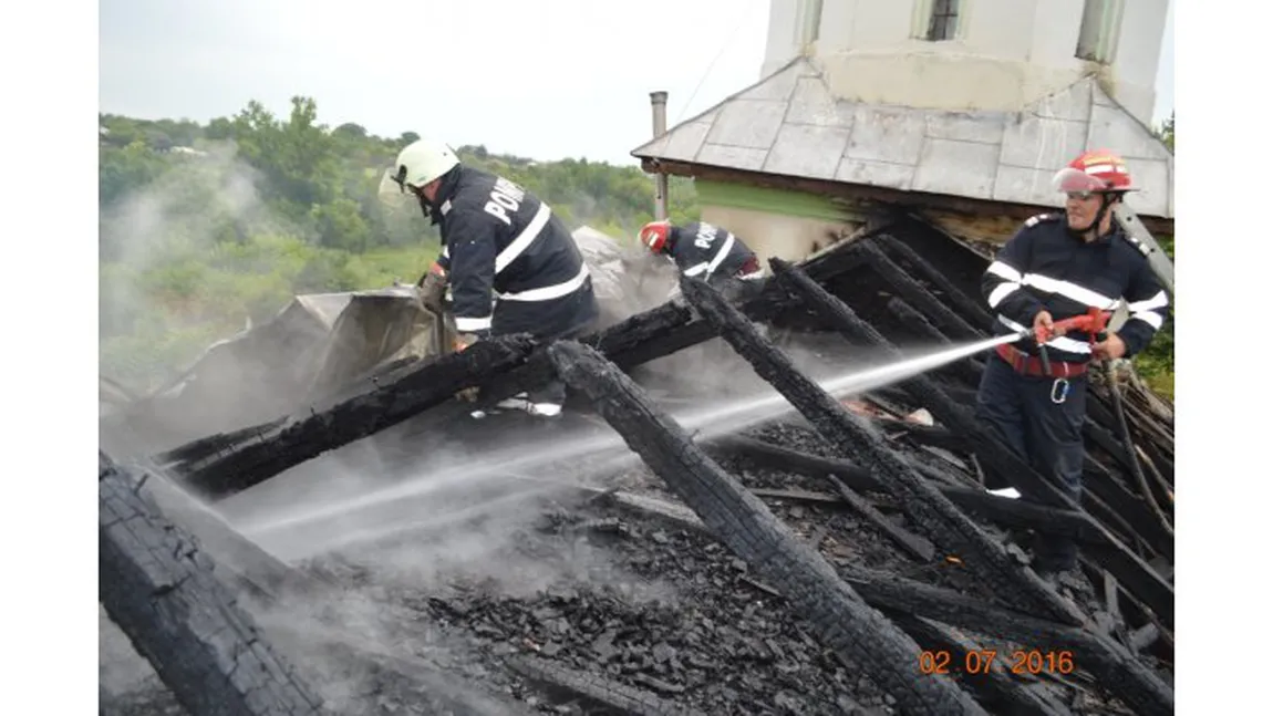 Incendiu de proporţii în Dolj. O biserică a luat foc după ce a fost lovită de trăsnet VIDEO